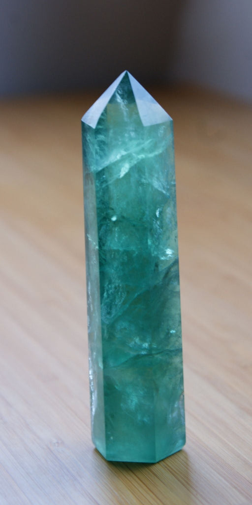 OBELISK (WIEŻA) Z FLUORYTU ZIELONEGO – KLAROWNOŚĆ, DOBRE DECYZJE I RÓWNOWAGA SERCA Z UMYSŁEM