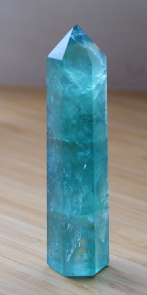 OBELISK (WIEŻA) Z FLUORYTU ZIELONEGO – KLAROWNOŚĆ, DOBRE DECYZJE I RÓWNOWAGA SERCA Z UMYSŁEM
