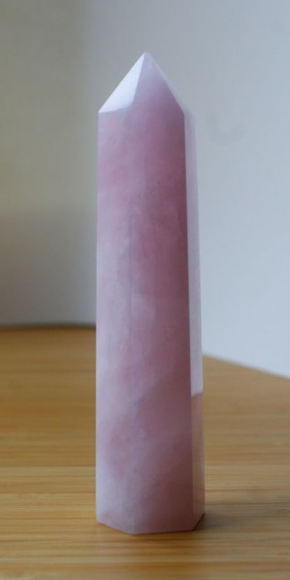 OBELISK (WIEŻA) Z KWARCU RÓŻOWEGO – MIŁOŚĆ, HARMONIA I SPOKÓJ W RELACJACH